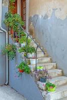 imagem de uma velha escadaria de pedra decorada com flores e plantas em uma cidade medieval foto