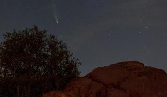 foto do cometa neowise tirada do cume de feldberg na alemanha em 23 de julho de 2020