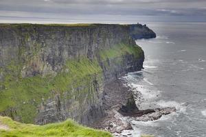 vista sobre a linha do penhasco das falésias de moher na irlanda durante o dia foto