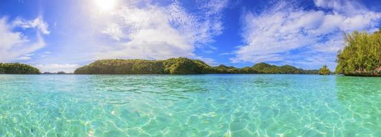 águas azul-turquesa entre as ilhas de coral em palau durante o dia foto