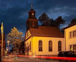 vista da histórica igreja protestante de walldorf em hesse durante o pôr do sol foto