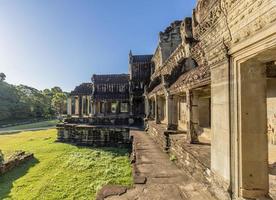 ruínas místicas e famosas de âncora wat no camboja sem pessoas no verão foto