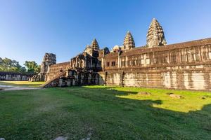 ruínas místicas e famosas de âncora wat no camboja sem pessoas no verão foto