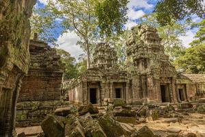 ruínas místicas e famosas de âncora wat no camboja sem pessoas no verão foto