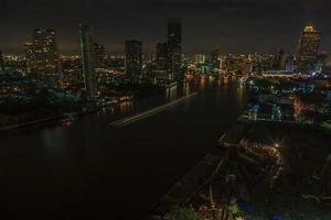 imagem noturna aérea panorâmica do horizonte de bangkok e rio chao phraya foto