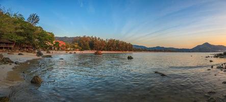 atmosfera noturna na praia de kamala na ilha de phuket foto