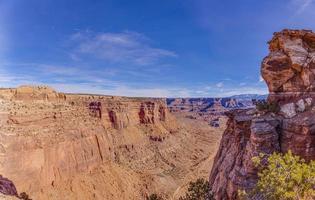 vista sobre formações rochosas típicas no parque nacional de conyonlands, em utah, no inverno foto