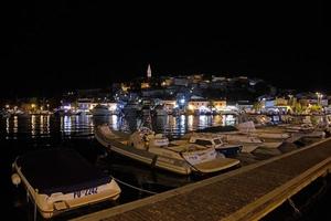 panorama noturno sobre o porto da cidade costeira croata de vrsar na istria foto