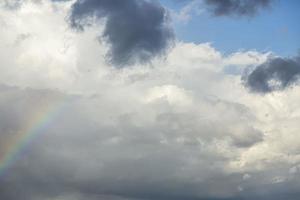 imagem do céu noturno colorido com nuvens claras foto