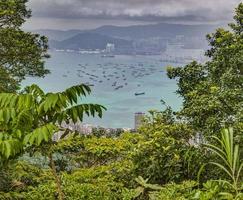 imagem panorâmica sobre hong kong bsay do ponto de observação do monte alto oeste foto