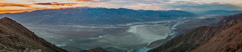 imagem panorâmica do vale da morte no estado americano de nevada do ponto de vista do pico de dantes foto