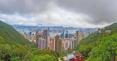 vista do horizonte e do porto de victoria peak em hong kong foto
