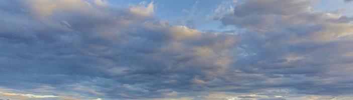 céu colorido dramático com arrebol e nuvens iluminadas foto