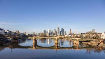 vista no horizonte de frankfurt sobre o rio principal na luz da manhã foto