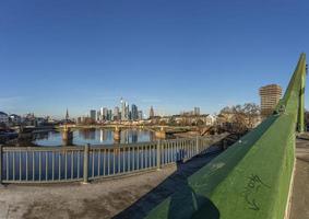 vista no horizonte de frankfurt sobre o rio principal na luz da manhã foto