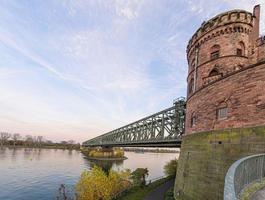 vista da ponte sul em mainz com torre histórica e construção de ponte de aço foto