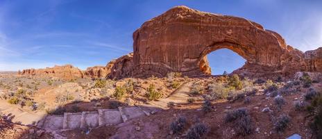 imagem panorâmica de maravilhas naturais e geológicas do parque nacional de arcos em utah no inverno foto