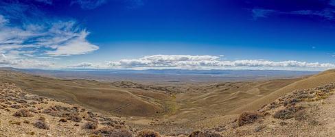 vista panorâmica sobre a estepe argentina perto do lago argentino durante o dia foto