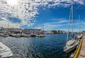 vista sobre o porto da cidade norueguesa de bergen no verão foto