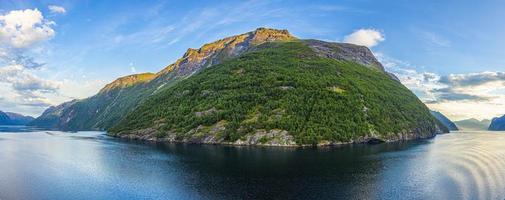 impressão do navio de cruzeiro a caminho do fiorde de geiranger, na noruega, ao nascer do sol no verão foto