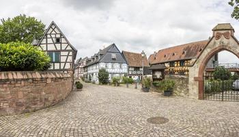 cenário histórico típico da rua na vila medieval alemã no verão foto