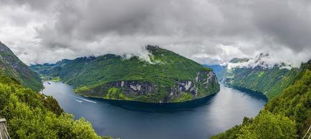 vista sobre o fiorde de geiranger e a cachoeira das sete irmãs do ponto de vista de ornesvingen-eagle no verão foto