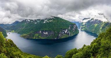 vista sobre o fiorde de geiranger e a cachoeira das sete irmãs do ponto de vista de ornesvingen-eagle no verão foto