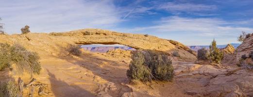 vista no arco da mesa no parque nacional de canyonlands em utah no inverno foto