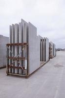 imagem de paredes de concreto pré-moldado prontas para envio em racks de transporte em estoque de painéis foto