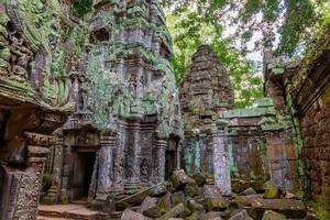 ruínas místicas e famosas de âncora wat no camboja sem pessoas no verão foto