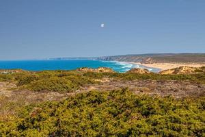 foto panorâmica da praia da bordeira em portugal no verão
