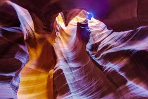 imagem do estreito antelope canyon no arizona com impressionante incidência de luz foto