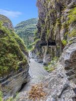 imagem panorâmica do estreito desfiladeiro de taroko no parque nacional de taroko, na ilha de taiwan, no verão foto