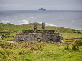 edifício de pedra dilapidado na região rural irlandesa durante o dia foto