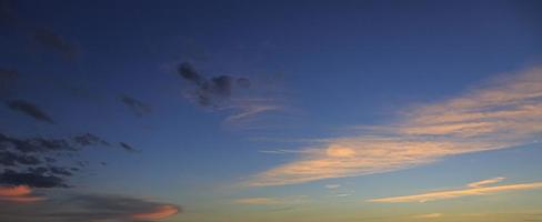 céu colorido dramático com arrebol e nuvens iluminadas foto