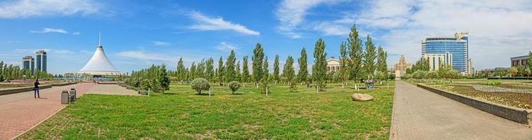 imagem panorâmica da cidade de astana, no centro do Cazaquistão, com seus edifícios modernos durante o dia foto