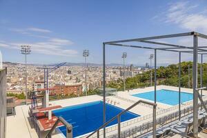 vista sobre a cidade do mergulho alto no parque olímpico em barcelona foto