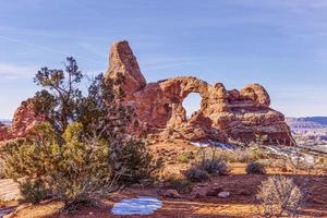 imagem panorâmica de maravilhas naturais e geológicas do parque nacional de arcos em utah no inverno foto