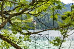 foto do lindo lago weissensee na áustria no verão