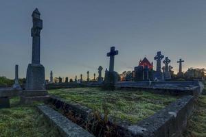 antigo cemitério à noite na irlanda foto