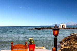 vista na capela de são nicolas em georgioupolis na ilha de creta durante o dia foto