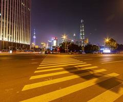 vista sobre a faixa de pedestres do parque gucheng em direção ao bund em xangai à noite no verão foto