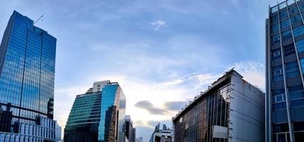 banner horizontal de edifícios de grandes cidades com céu. foto