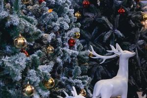 fundo da árvore de natal para festival, natal e feliz ano novo. evento de troca de presentes de feriado com cópia foto