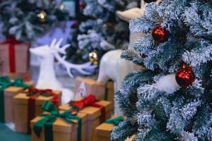 fundo da árvore de natal para festival, natal e feliz ano novo. evento de troca de presentes de feriado com cópia foto