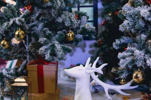 fundo da árvore de natal para festival, natal e feliz ano novo. evento de troca de presentes de feriado com cópia foto