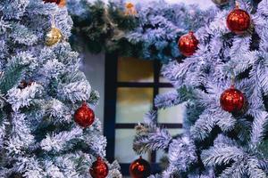 fundo da árvore de natal para festival, natal e feliz ano novo. evento de troca de presentes de feriado com cópia foto