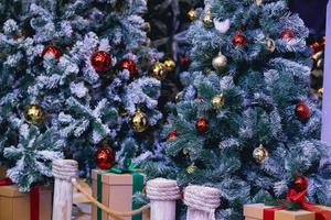 fundo da árvore de natal para festival, natal e feliz ano novo. evento de troca de presentes de feriado com cópia foto