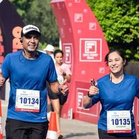 nova delhi, índia - 16 de outubro de 2022 - vedanta delhi meia maratona após covid em que os participantes da maratona prestes a cruzar a linha de chegada, meia maratona de delhi 2022 foto