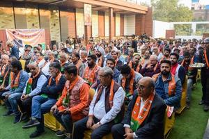 delhi, índia, 02 de dezembro de 2022 - apoiador bjp do partido bharatiya janata durante mega road show em apoio ao candidato bjp pankaj luthara para arquivar documentos de nomeação antes das eleições locais do mcd 2022 foto